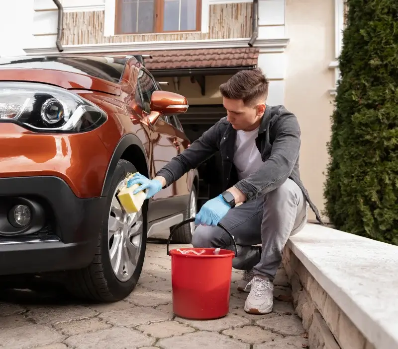 Lavage auto à domicile Montracol : professionnel intervenant sur un véhicule